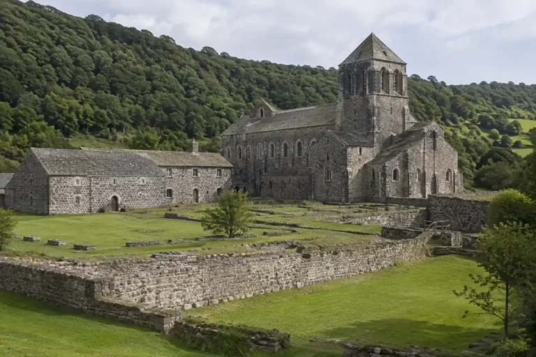 Abbaye de Mègemont en pierre au cœur d’un vallon verdoyant du Puy-de-Dôme