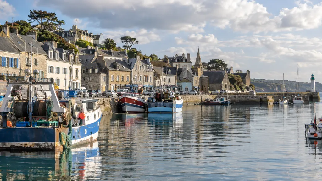 Port d’Audierne avec bateaux de pêche et maisons bretonnes