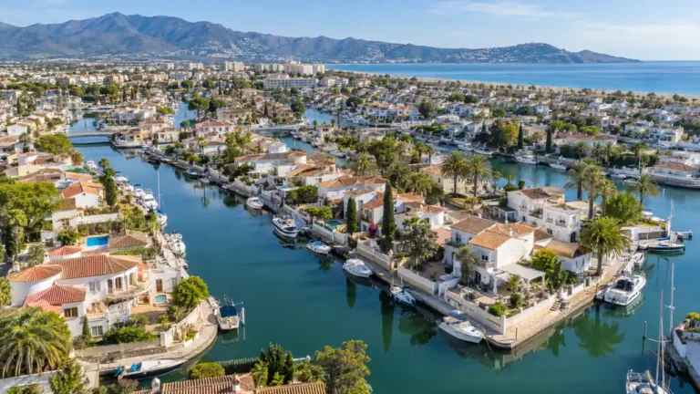 Canaux et maisons méditerranéennes d’Empuriabrava sur la Costa Brava