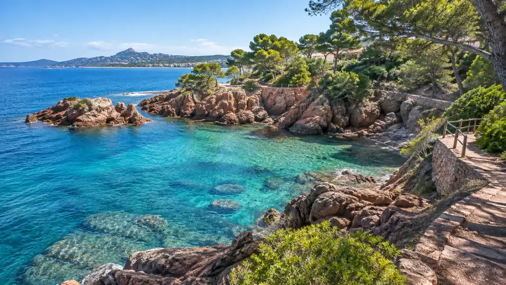 Calanque de Saint-Aygulf bordée de pins et eau méditerranéenne